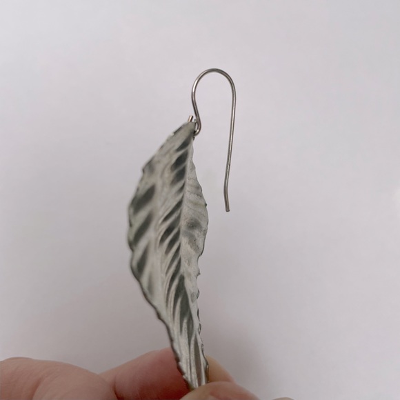 Silver tone dangly leaf earrings - Picture 3 of 5